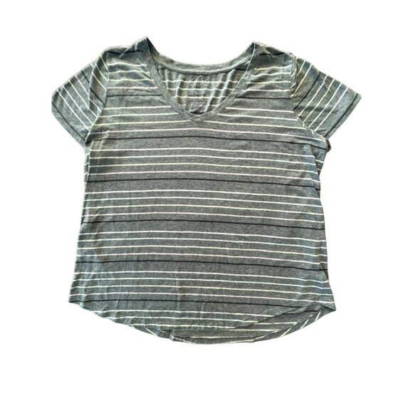 Torrid T-Shirt Size 2 2X Plus Gray Striped Short Sleeve Soft Classic Fit V-Neck - Picture 1 of 3